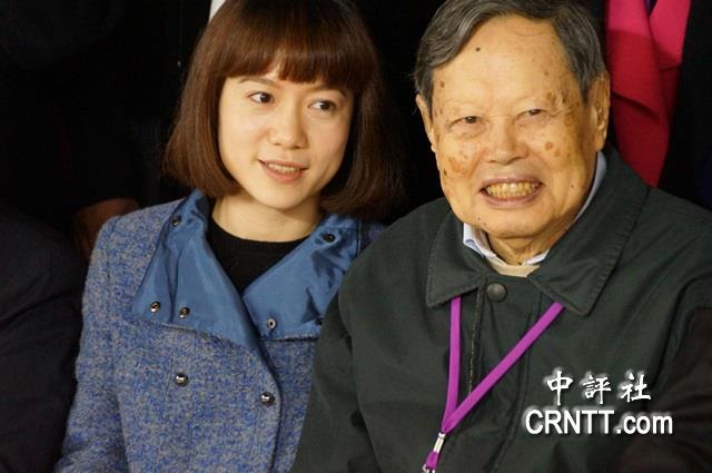 36岁翁帆 细心照顾91岁杨振宁