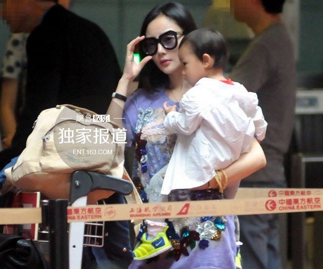 中国评论新闻:李小璐带女儿现身 小甜馨呆萌可