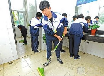 宁波一学校上千学生竞争本校厕所保洁员