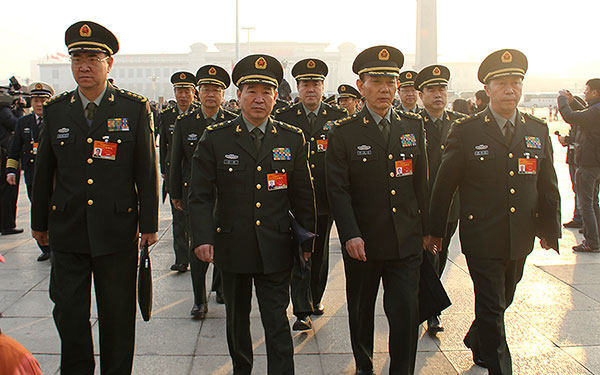 中国评论新闻:解放军代表热议政府工作报告