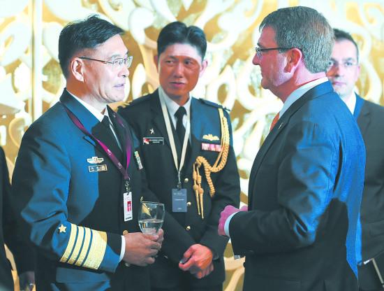 2015年5月30日，在香格裏拉對話會上，PLA副總參謀長孫建國與美國防長卡特交談。