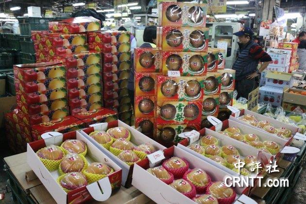 中评镜头：台中果菜市场　水果礼盒堆成山