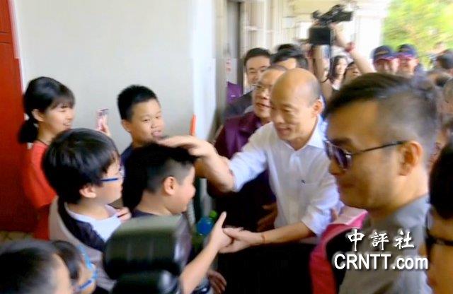 韩国瑜视察双语教学　学童欢送喊“总统好”