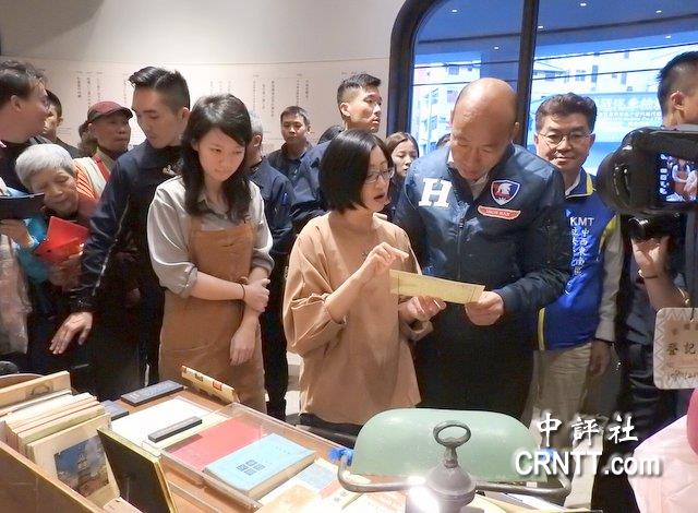 韩国瑜参访台中中央书局　成拍照、签名会