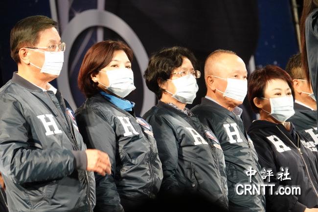 中台湾七县市首长齐戴口罩抗议空污　很震撼