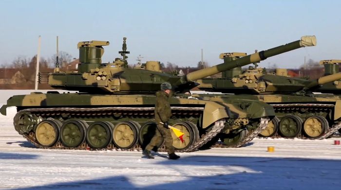 俄军收到8辆T90M新型坦克　俄军官称赞