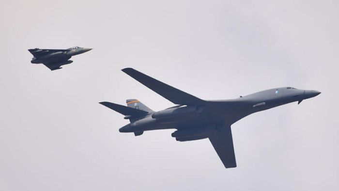 美媒：美军轰炸机罕见在地球两端进行部署