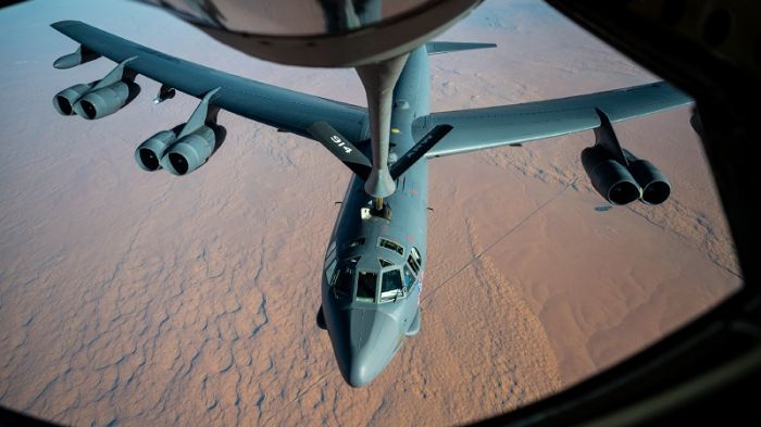 威慑伊朗　美军两架B52在中东上空巡航