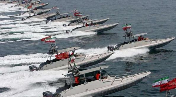 伊朗快艇高速逼近　美国舰艇开30枪示警