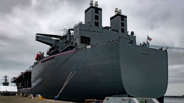 美媒：美最新远征海上基地舰入役