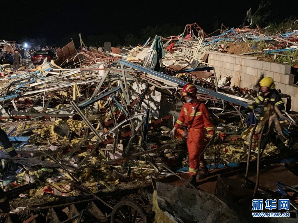 武汉龙卷风致8死230伤