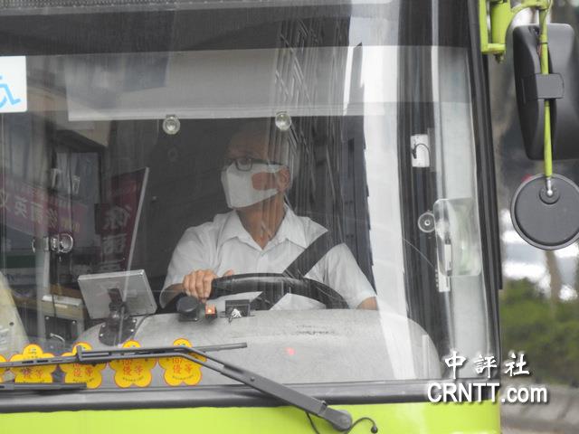 中评镜头：开车也戴口罩　台北人自保意识高
