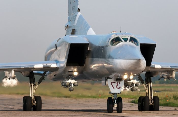 俄军图22轰炸机首次在叙赫梅米姆基地着陆