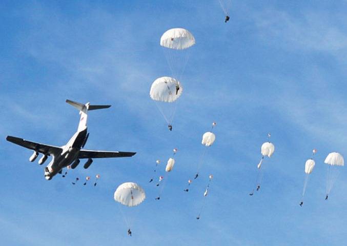 俄媒：俄军将举行团级大规模空降演练