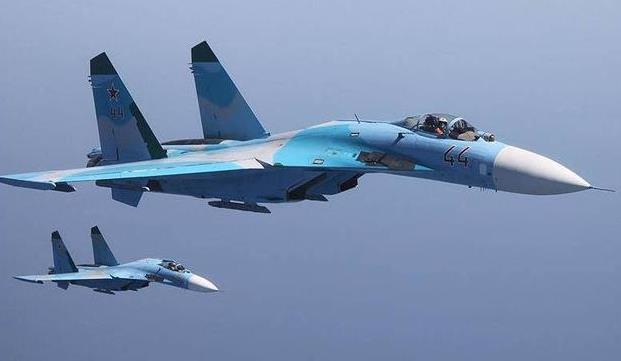 俄军苏27战斗机在黑海上空拦截美国侦察机