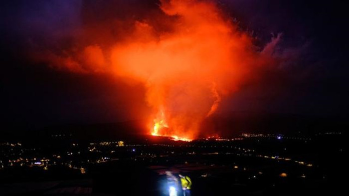 老昆布雷火山再喷发岩浆　逼近附近工业园