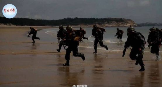 解放军在闽南海域抢滩登陆演练　台媒紧盯