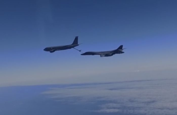 美战轰机在黑海罕见演练空中加油　俄战机伴飞