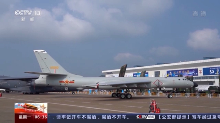 致敬“中国红”　中国空军展示战机新航迹