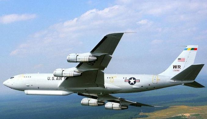 美军E8C侦察机在黑海上空巡逻飞行5小时
