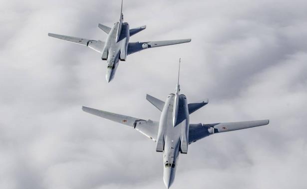 俄军两架图22M3轰炸机在白俄上空执行巡逻