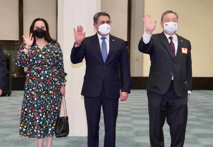 洪都拉斯总统叶南德兹抵台访问　3子女在台湾
