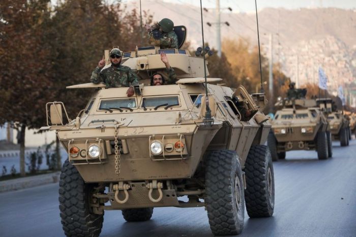 英媒：阿富汗塔利班阅兵展示缴获美制装甲车