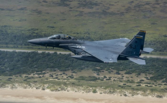 美军一架F15战机在参加演习时座舱盖脱落
