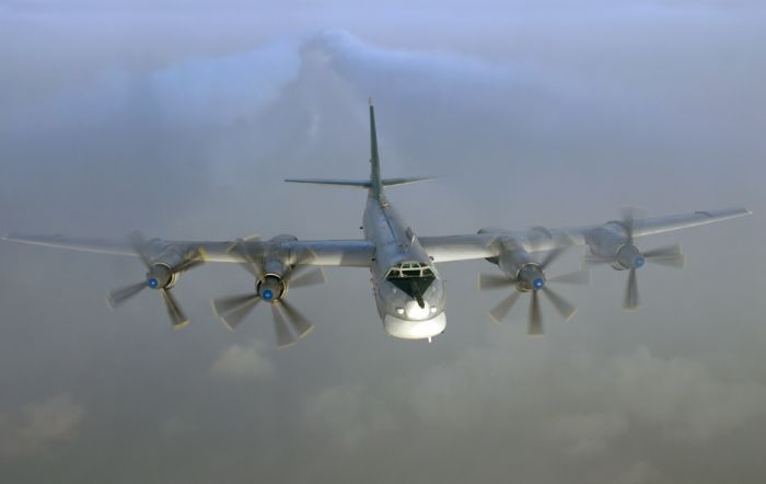 俄军两架战略轰炸机在北极上空执行飞行任务