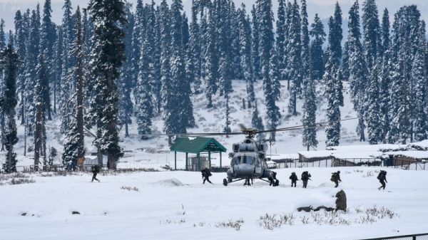 印媒：印军进行高海拔直升机演习