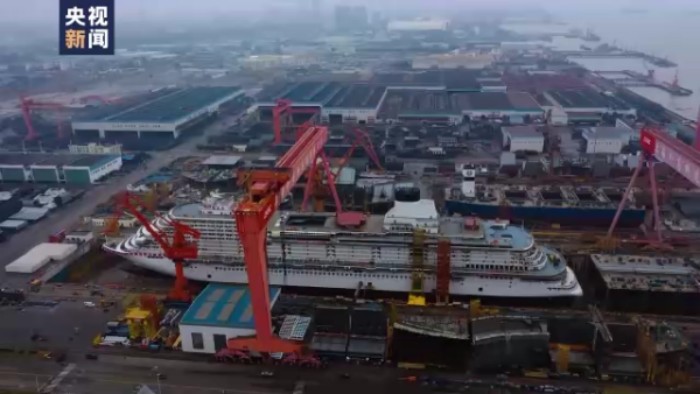 中国首艘大型邮轮实现坞内起浮