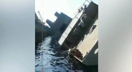 伊朗最新型战舰在船坞内发生翻船事故