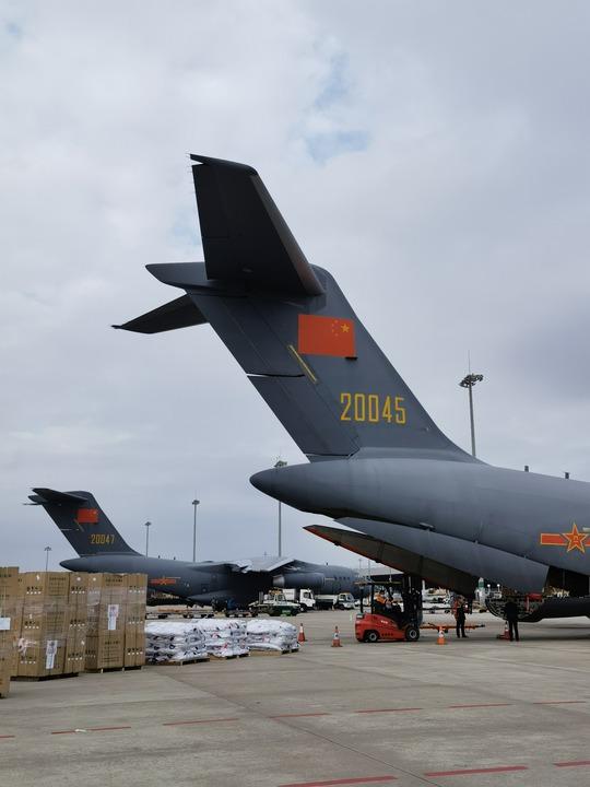 中国空军两架运20飞机运送救灾物资抵达汤加