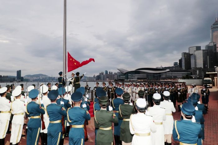 解放军驻香港部队首次在中区军用码头升国旗