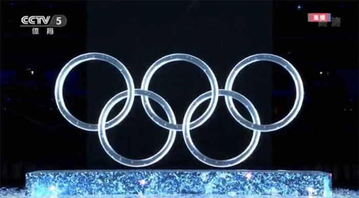 北京冬奥会开幕式举行　冰雪五环破冰而出