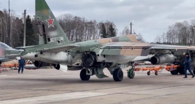 俄军苏25战机被乌导弹击中后成功​返回基地
