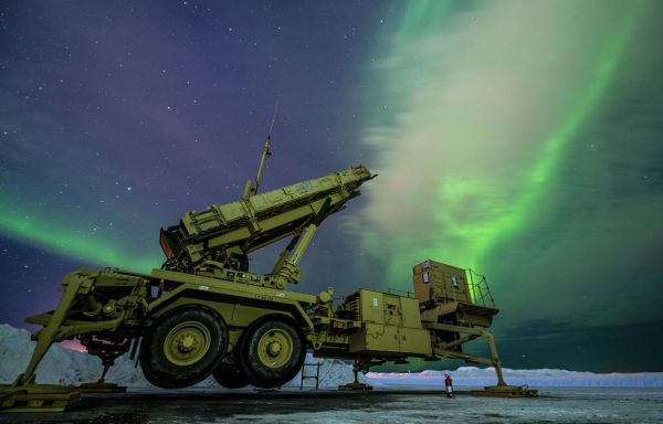 美媒：美军北极首次演练空防一体化作战