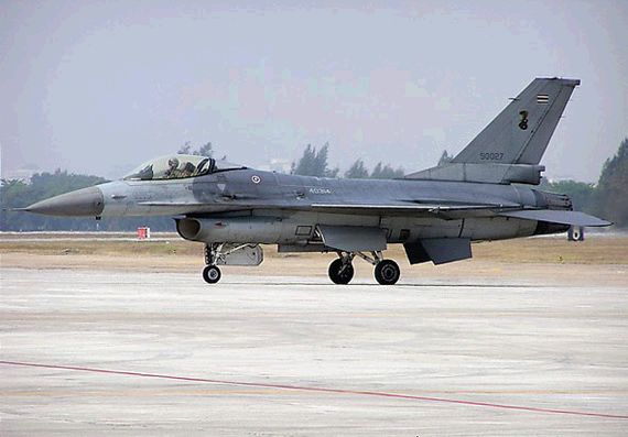 泰国空军一架F-16战斗机坠毁