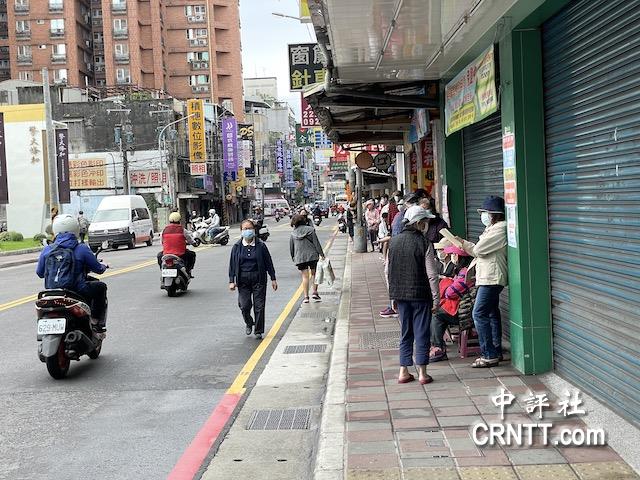 台湾人的无奈　有人清晨5点半排队等买快筛