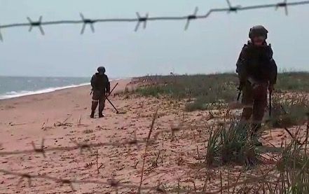 俄国防部公布俄军在乌克兰赫尔松海岸排雷画面