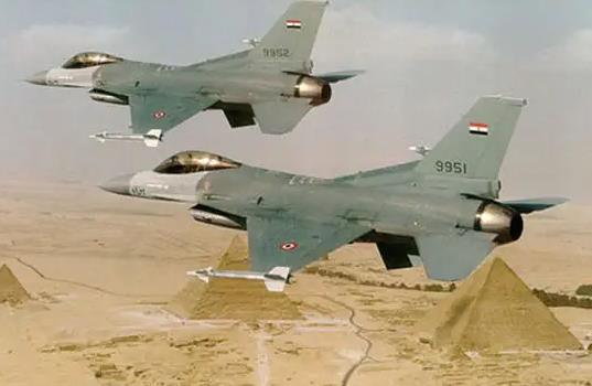 埃及一架军机训练时坠毁　飞行员幸免于难