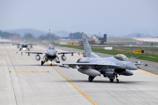 韩空军公开举行大规模演习：出动70多架战机