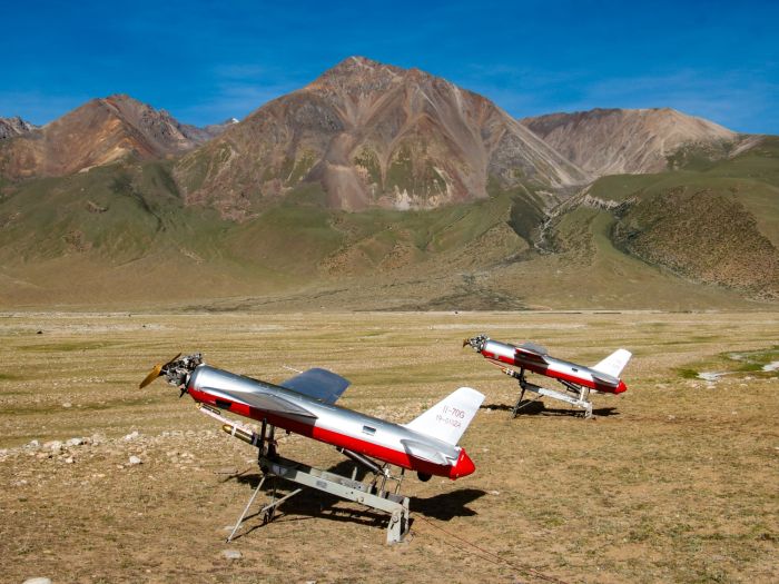 西藏军区某旅与友邻空军部队开展陆空对抗演练