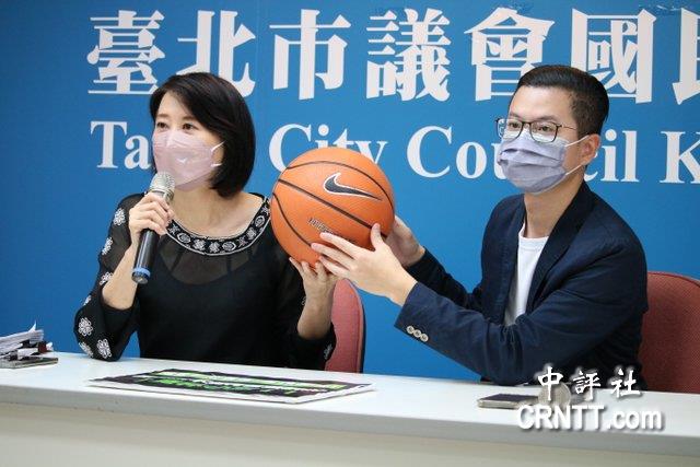 林智坚喊告　王鸿薇没在怕高调邀打篮球