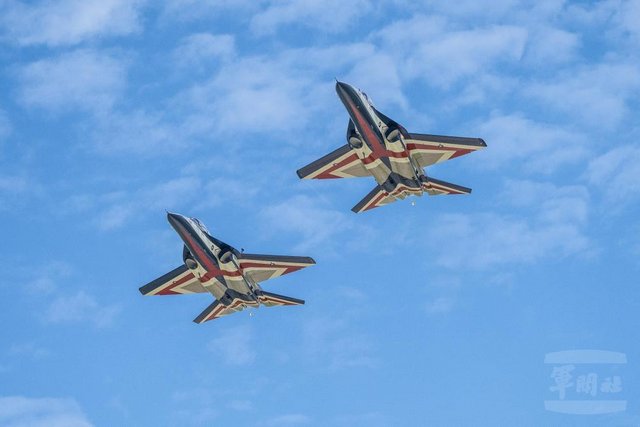 台空军自制高教机换装　展示F-5伴勇鹰