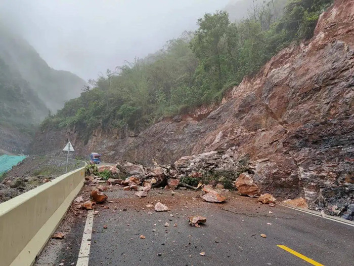 广西藤县发生山体塌方致2人死亡