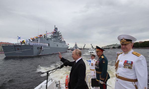 普京亲临：俄罗斯海军节阅兵传递何种信号？