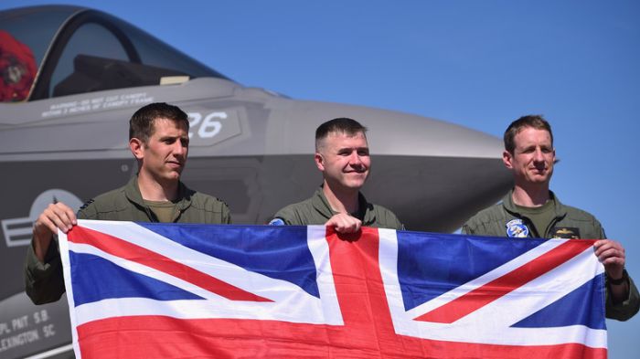 英媒：报告证实英军F35坠海祸起“塑料罩”