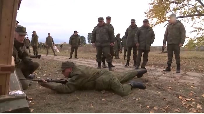 俄国防部公布：俄防长视察被征召人员训练情况