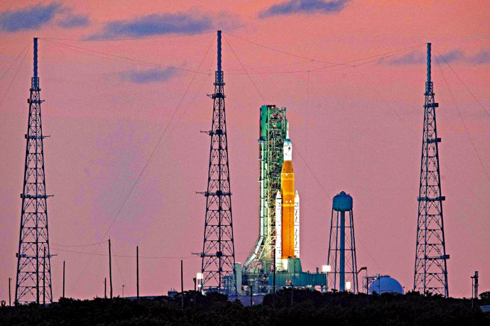 NASA火箭入仓避风 美登月计划再推迟